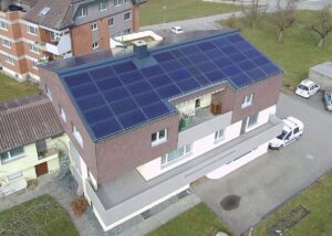 Referenz Solaranlage TOP Schrägdach Bürogebäude und Wohnen, Egolzwil Zürich - ENPRO Energiearchitekten AG Brugg Aargau