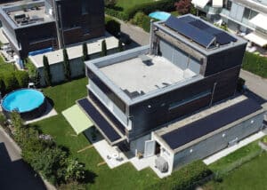 Solaranlage Flachdach und Fassade, Einfamilienhaus in Rupperswil geplant und realisiert durch ENPRO Energiearchitekten AG Brugg Aargau