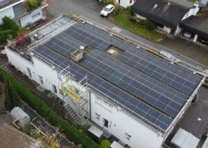 Photovoltaikanlage Solarpaket PLANO Flachdach MFH Niederrohrdorf Aargau - ENPRO Energiearchitekten AG Brugg
