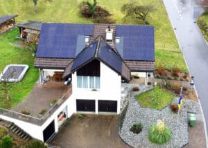 Solaranlage TOP auf Schrägdach bei Einfamilienhaus in Mönthal, Kanton Aargau von ENPRO Energiearchitekten AG Brugg