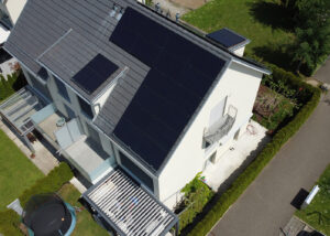 Solaranlage TOP für Schrägdach mit Batterie für Einfamilienhaus in Otelfingen von ENPRO Energiearchitekten AG Brugg Aargau
